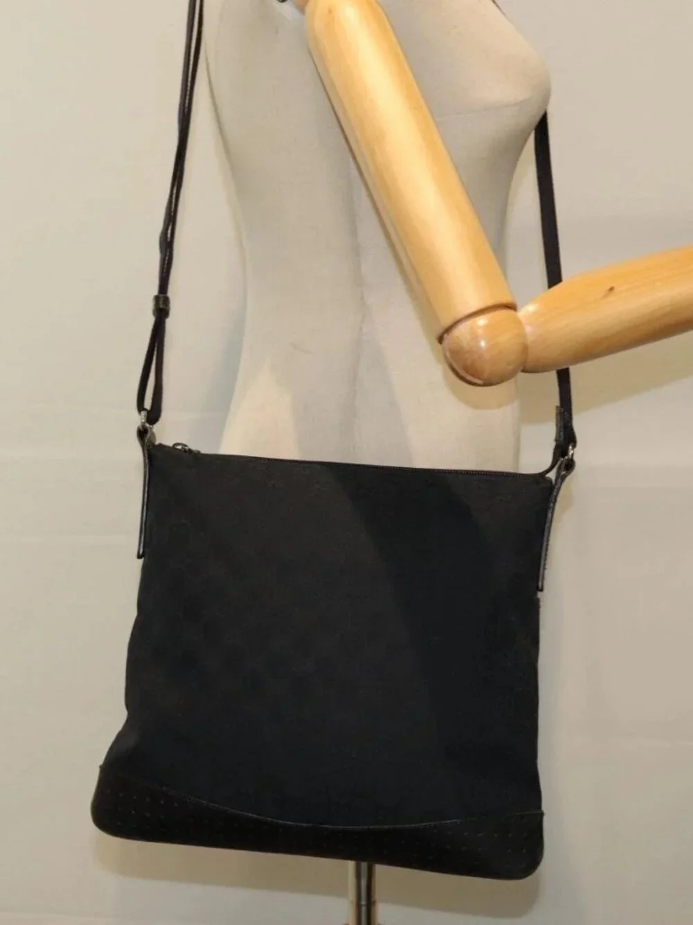 GUCCI GG Canvas Shoulder Bag Black 145857 Auth ep5062